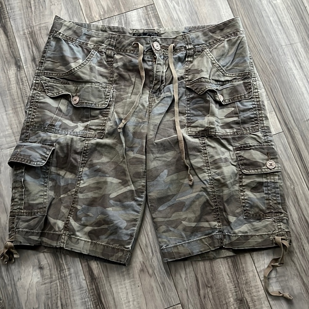 Supplies Women’s Camo Bermuda length shorts